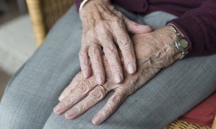 Anziano in stato confusionale soccorso dalla Polizia