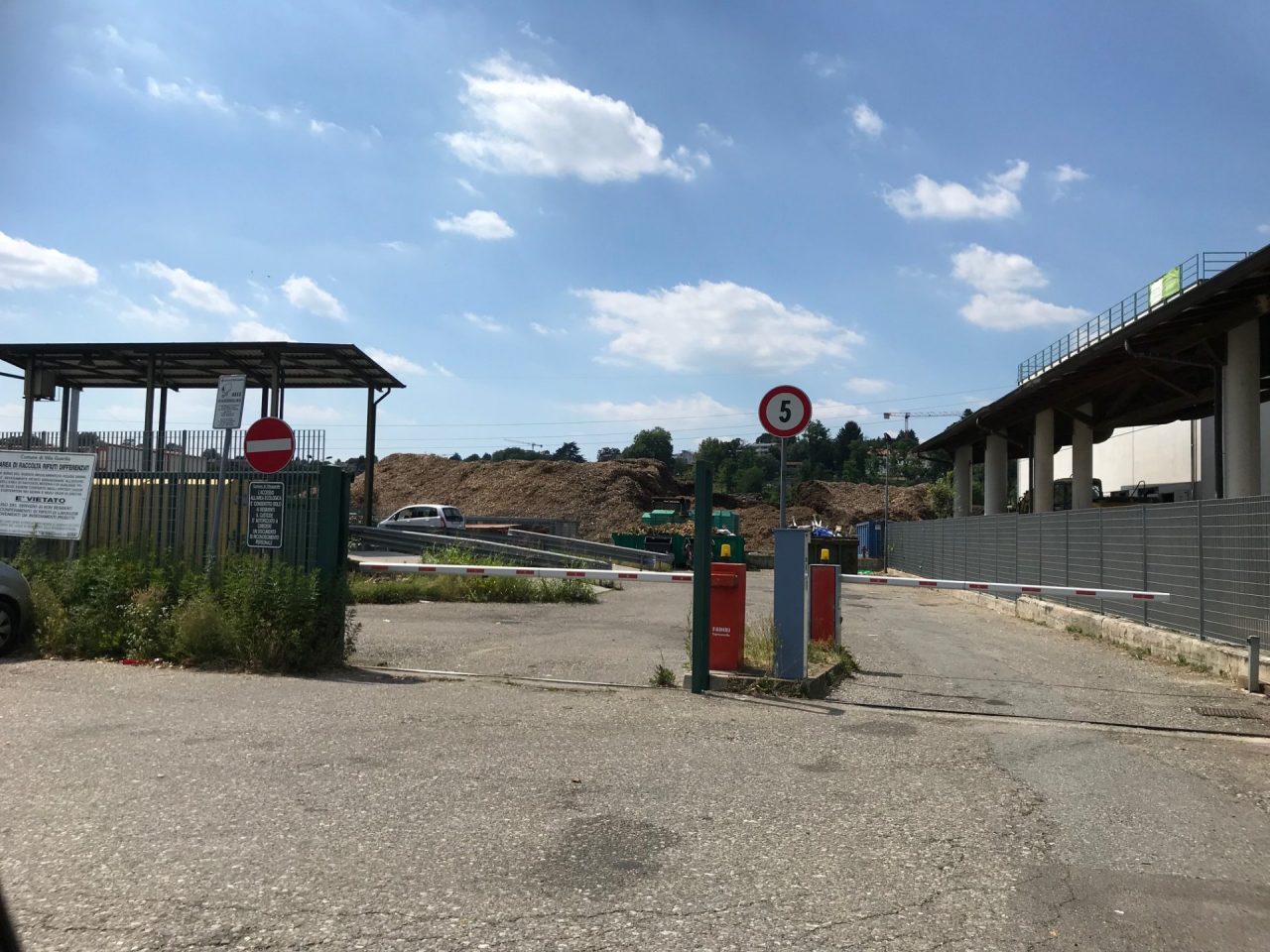 Piattaforma ecologica aperta a Villa Guardia