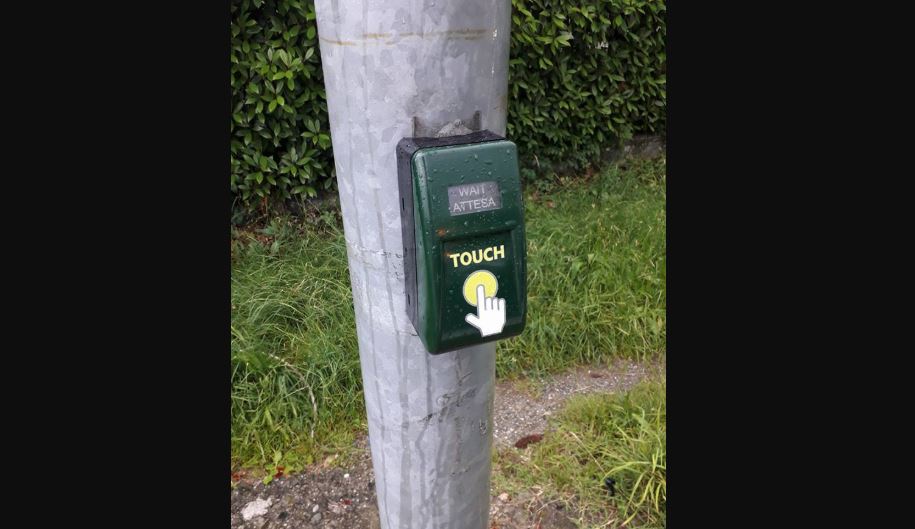 Vandali ad Albese, danneggiato semaforo