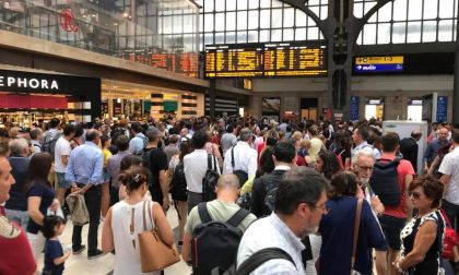 Grave guasto: linee ferroviarie in tilt, treni cancellati forti ritardi