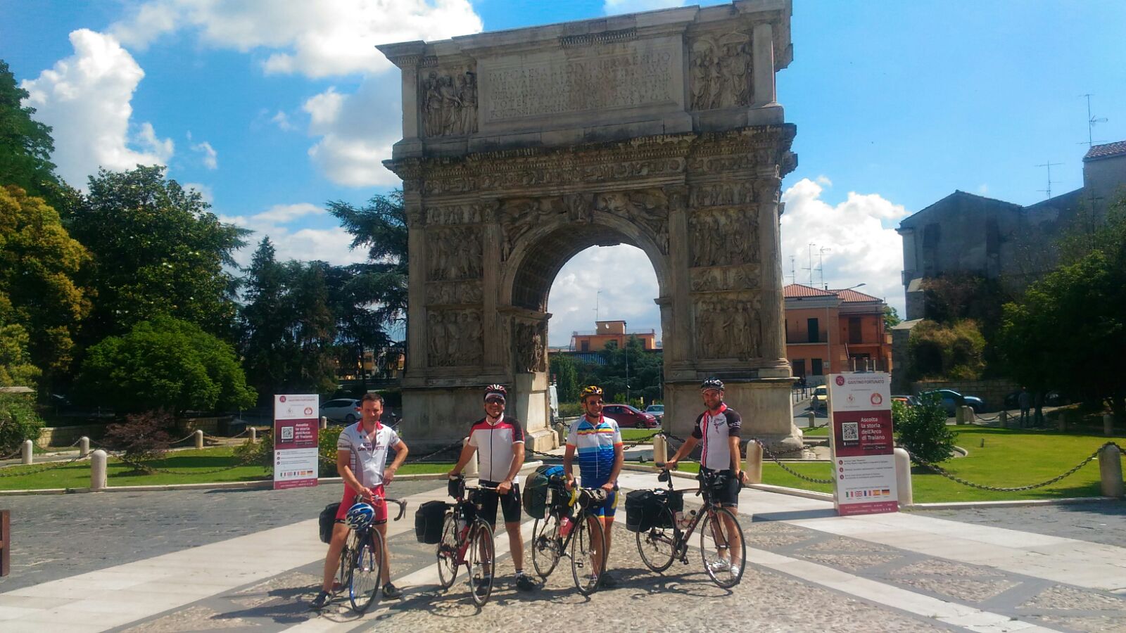 Luca Bianchi e i suoi amici in bici