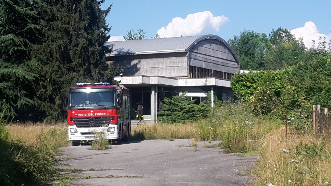 Incendio in una ditta dismessa a Tavernerio, arrivano i Vigili del Fuoco