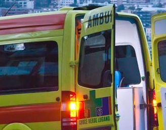 Malore in piscina, 22enne in pericolo di vita