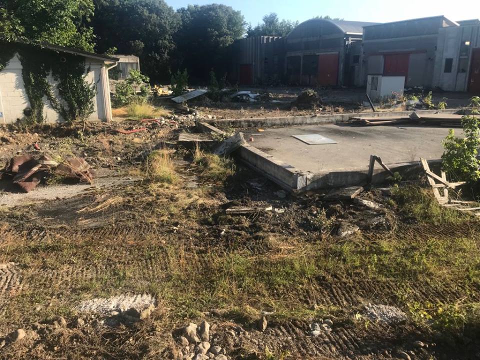 Carugo area ex Tamburini iniziata la pulizia dell’area FOTO