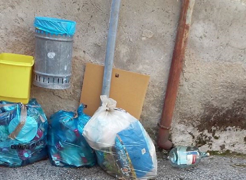 Rifiuti abbandonati, il Comune di Valmorea: “Vergognatevi”