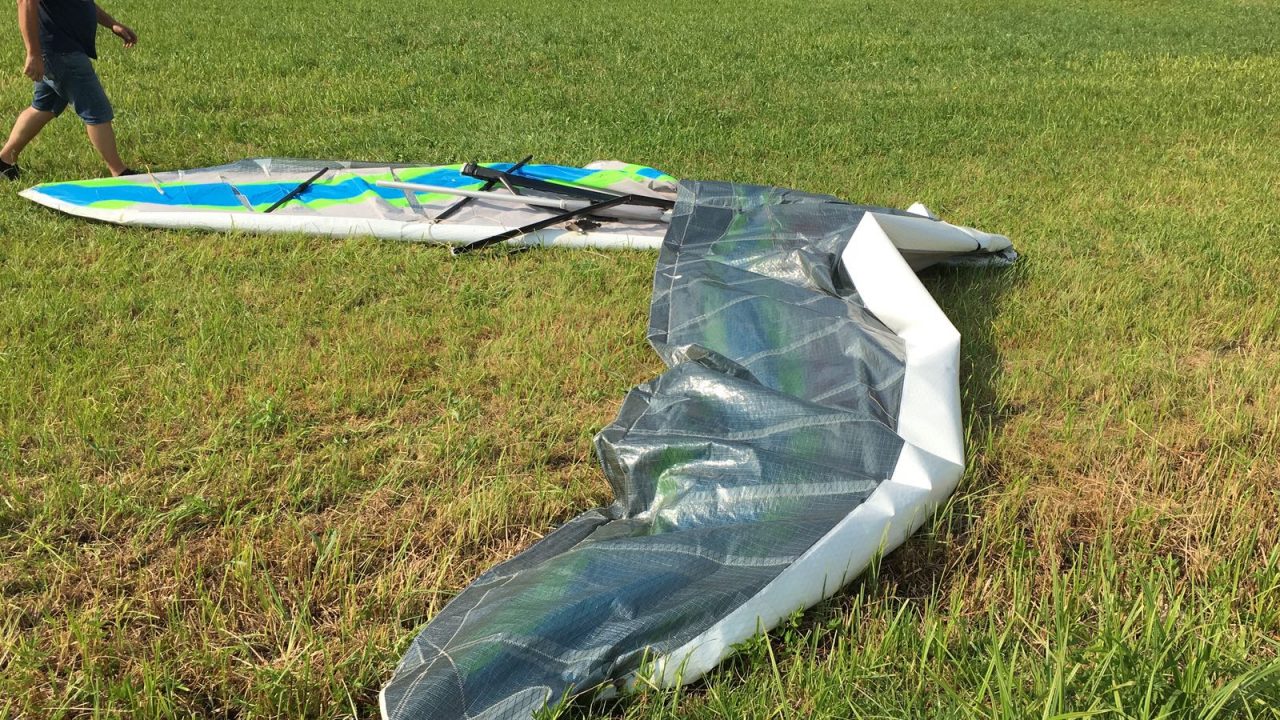 Deltaplano precipita sui cavi ad alta tensione VIDEO e FOTO