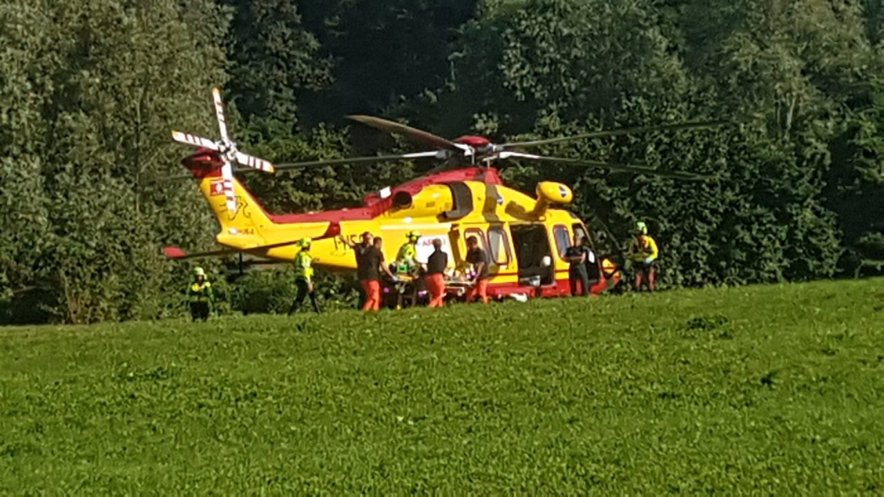 Asso operaio precipita, portato via con l’elicottero