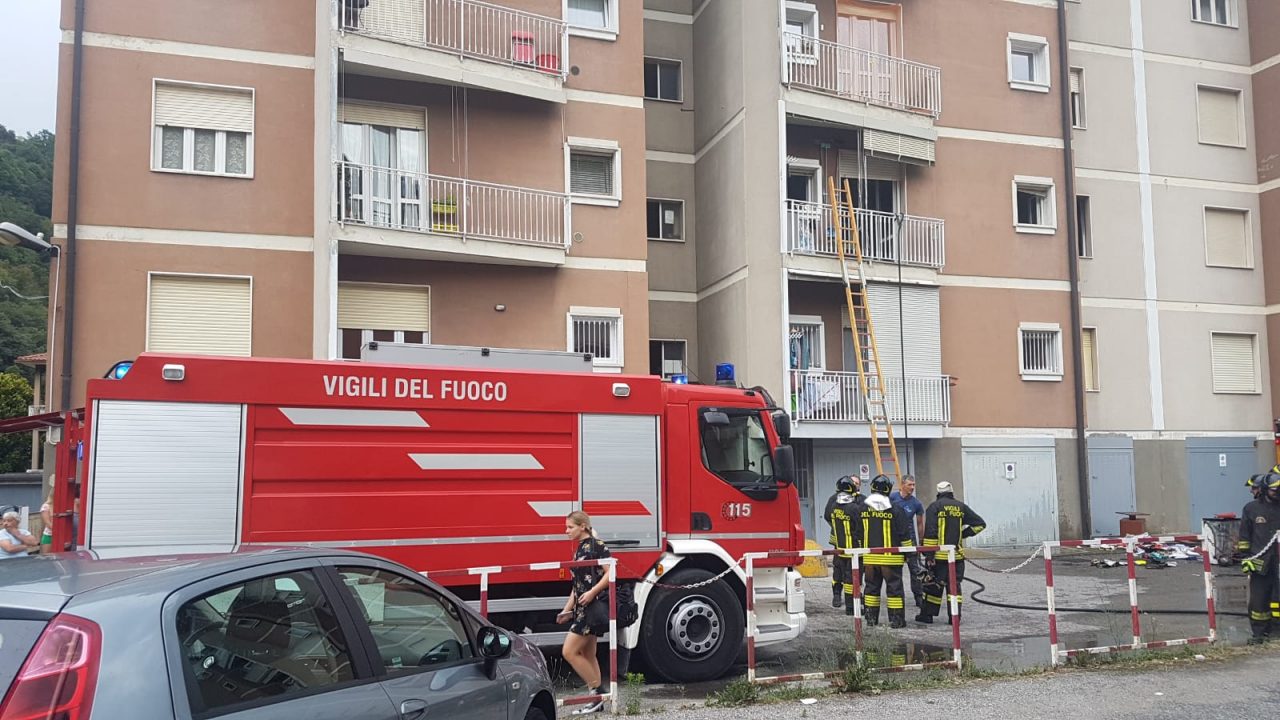 Incendio in palazzina, coinvolta un’intera famiglia FOTO