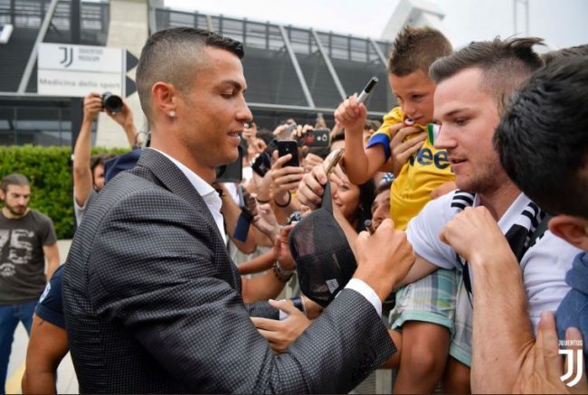 Cristiano Ronaldo: l’abbraccio dei tifosi a Torino | FOTO