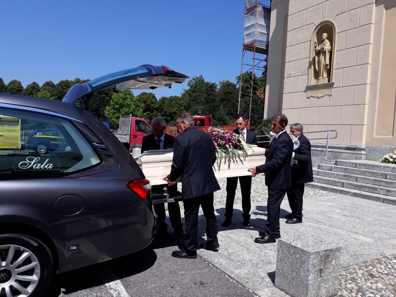Funerale l’ultimo abbraccio a Cinzia Parpagiolla