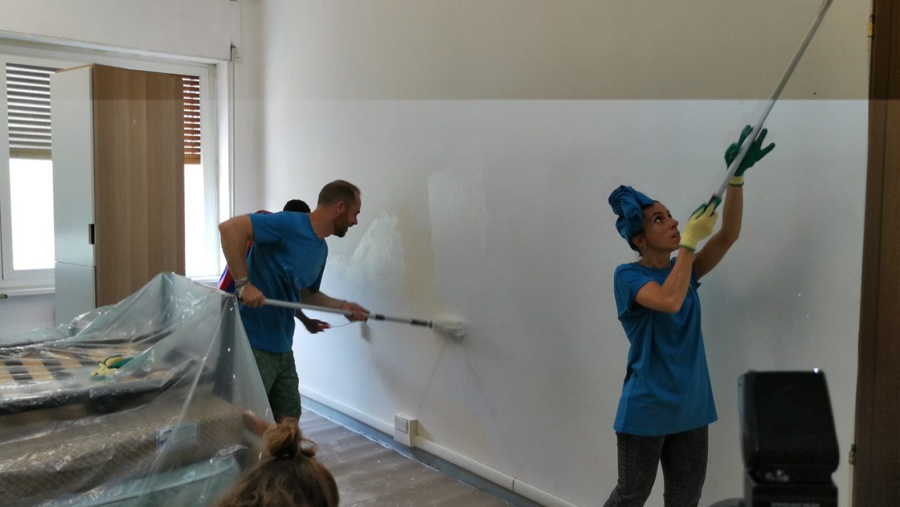 Centro migranti di via Borgovico in restauro grazie ai dipendenti di VF Corporation