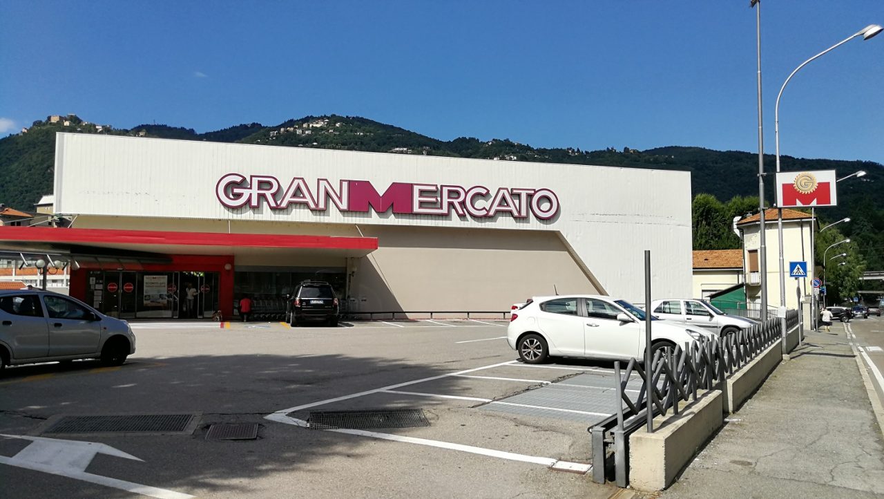 Rapina al Gran Mercato di via Viganò: minaccia le cassiere con un’arma