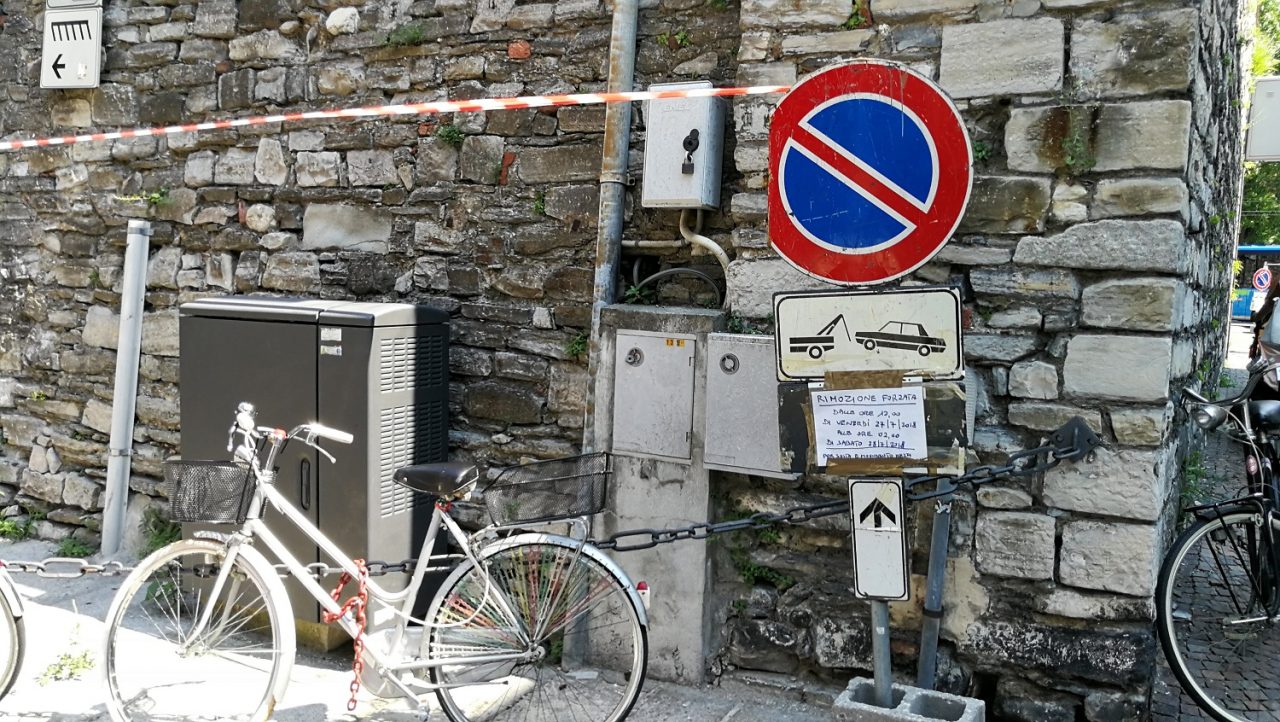 Como set cinematografico con Aniston e Sandler: ecco le zone blindate della città