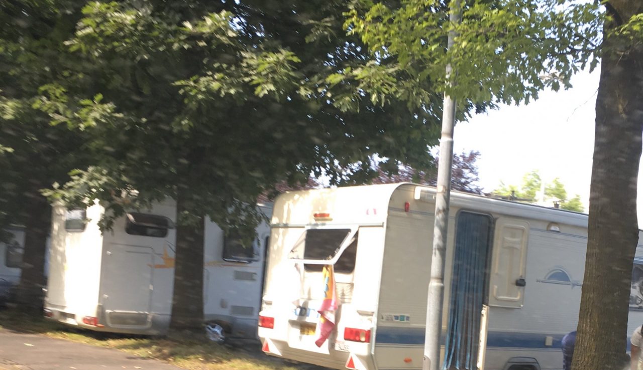 Nomadi con roulotte e camper nel parcheggio della Pineta