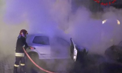 Auto in fiamme a Guanzate