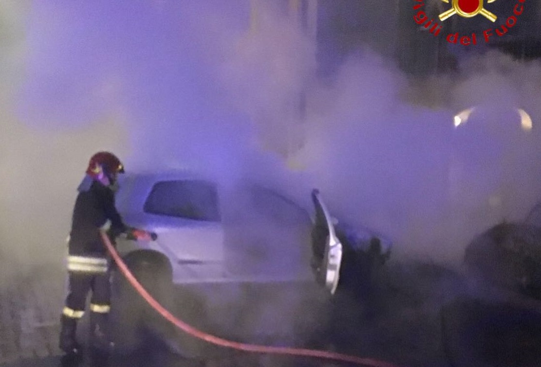 Auto in fiamme a Guanzate