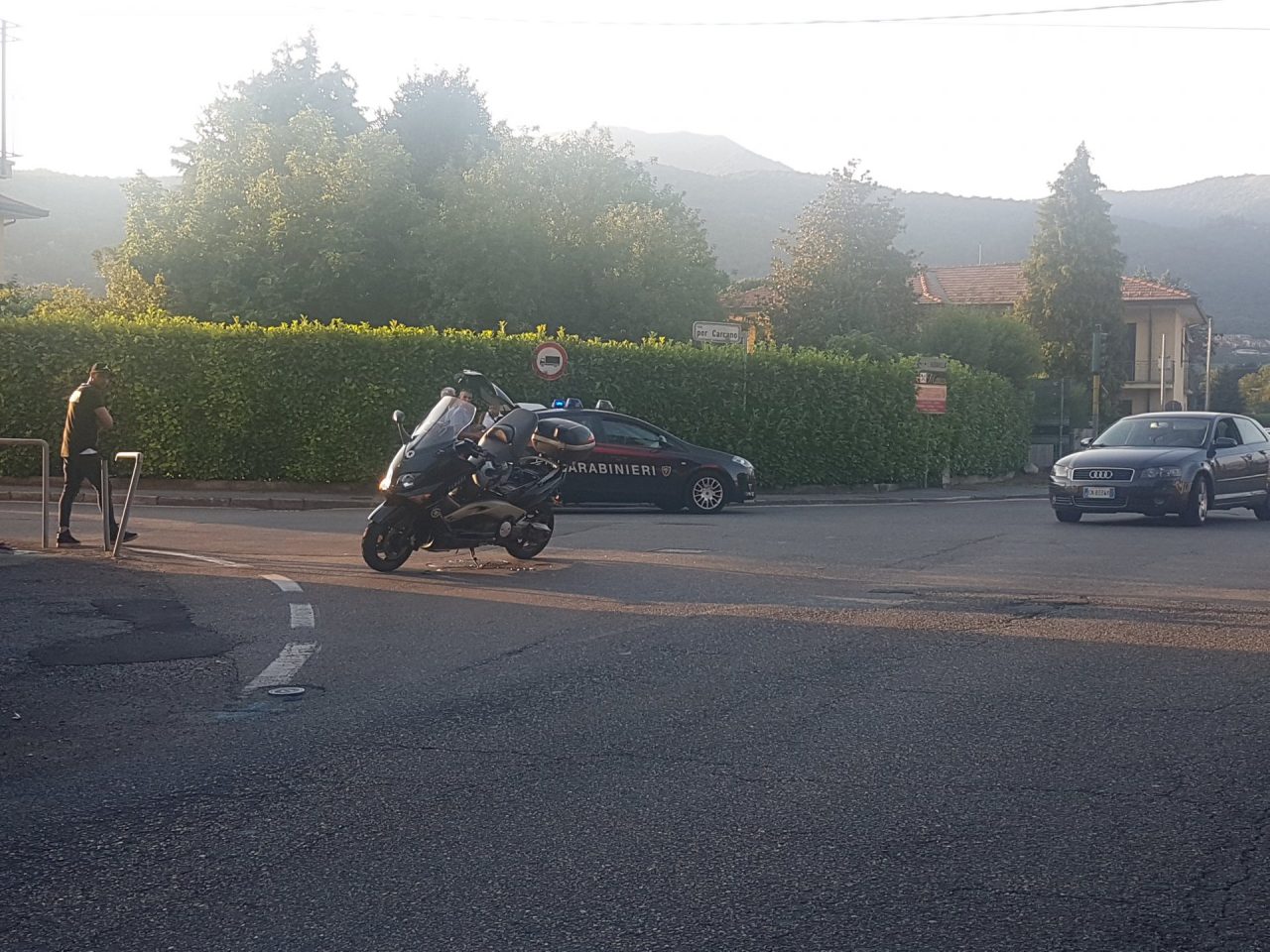 Albavilla scontro auto moto al semaforo di Carcano, due feriti