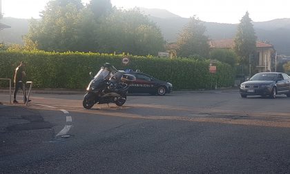 Albavilla scontro auto moto al semaforo di Carcano, due feriti