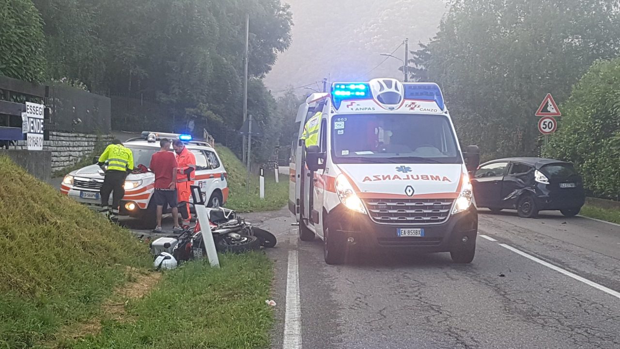 Asso Violento scontro auto-moto, centauro ferito