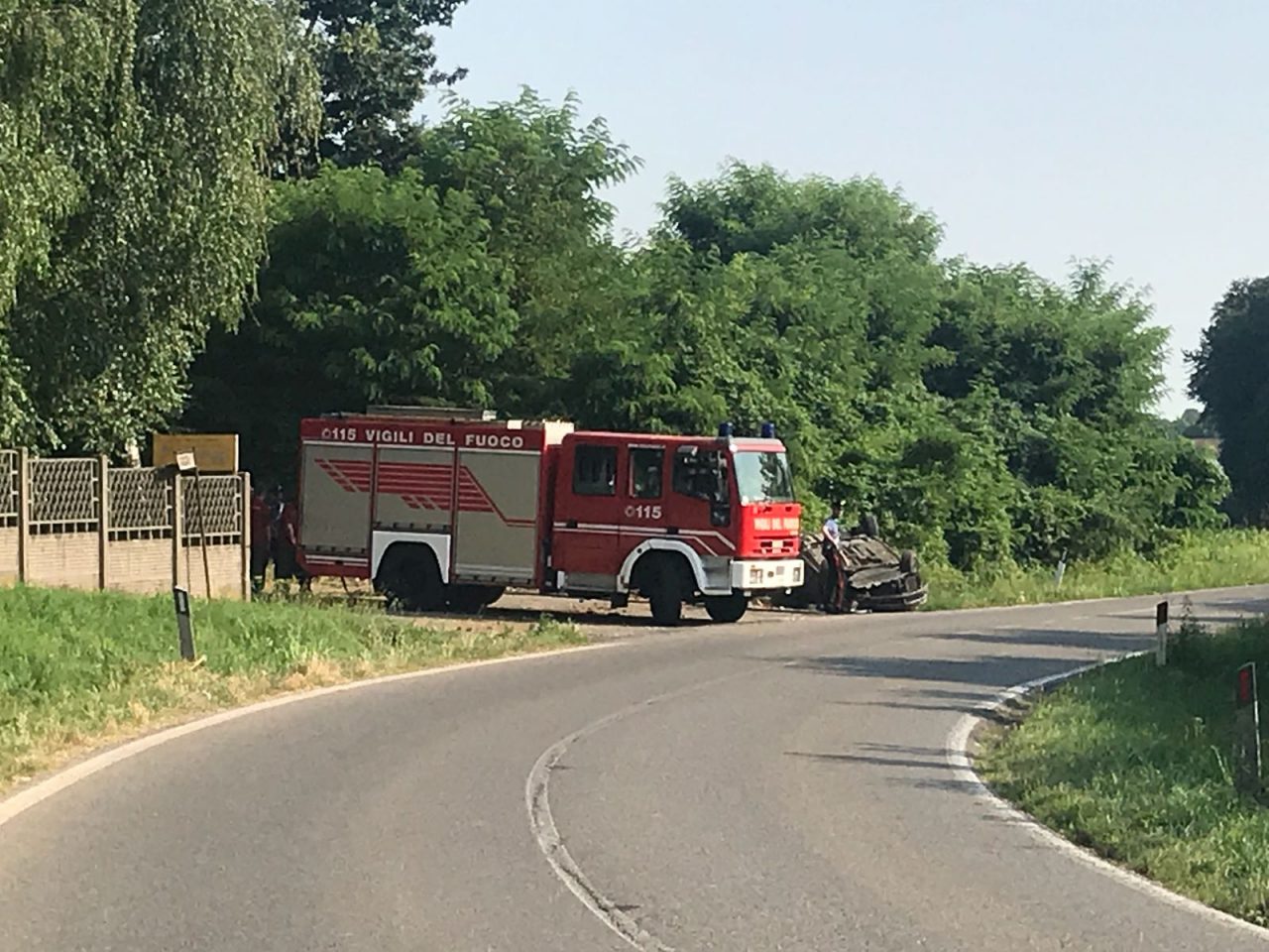 Incidente a Bregnano: si ribaltano con l’auto poi scappano via FOTO