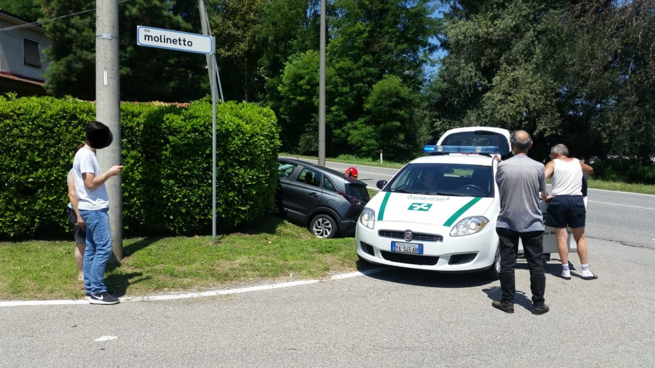 Giovane finisce fuori strada a Fino Mornasco FOTO