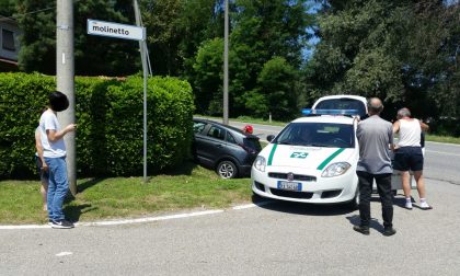 Giovane finisce fuori strada a Fino Mornasco FOTO