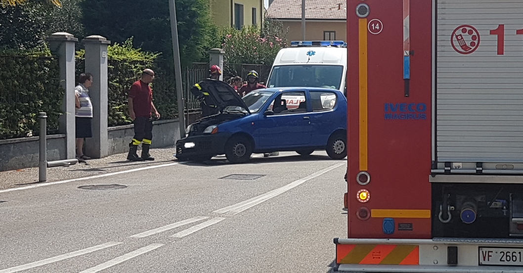 Ponte Lambro, anziano va a sbattere contro un palo