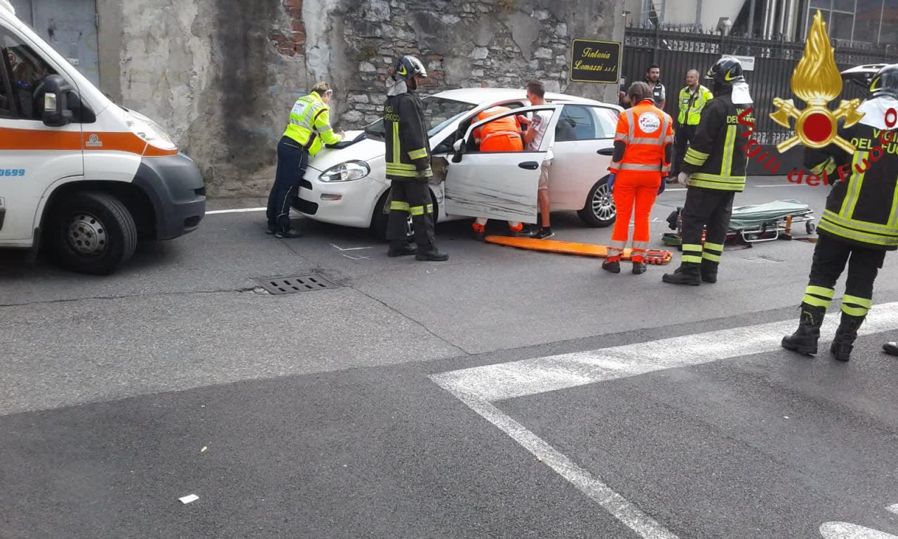 Scontro tra auto: incidente a Como