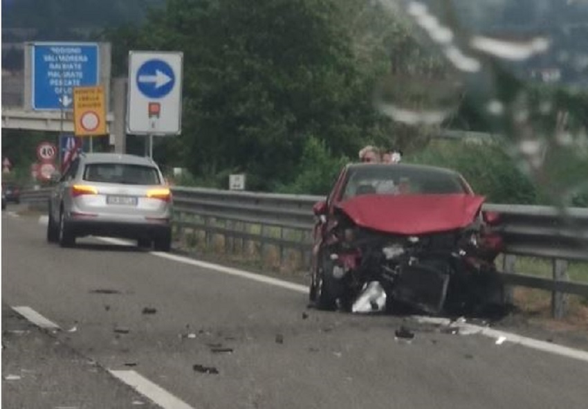 Auto si schianta contro il guard rail sulla Statale 36