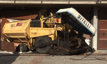 Incidente a Cantù: la macchina per asfalto finisce contro un fabbricato FOTO
