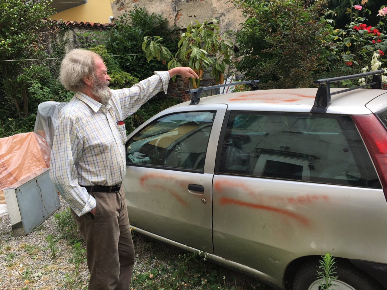 Guerra ai writer e si trova l’auto imbrattata