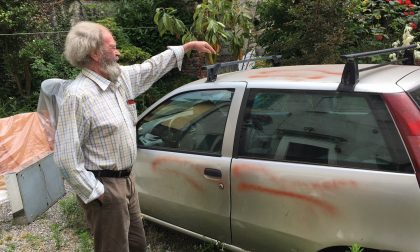 Guerra ai writer e si trova l'auto imbrattata