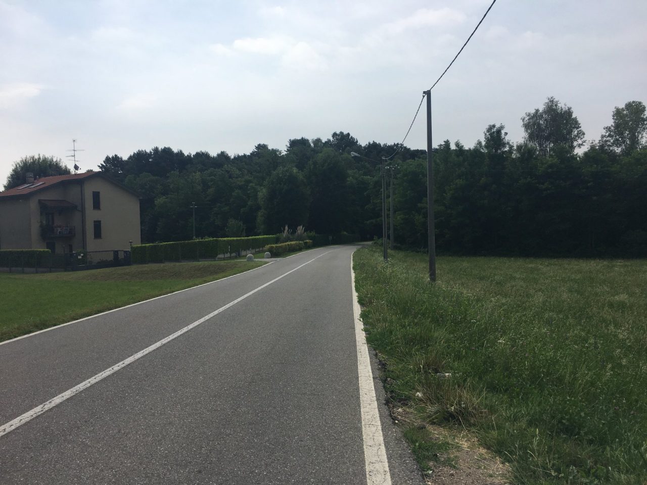 Tenta di strangolare una donna