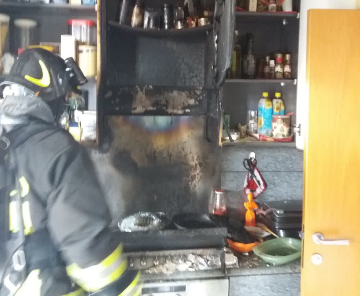 Incendio in cucina, paura a Carugo