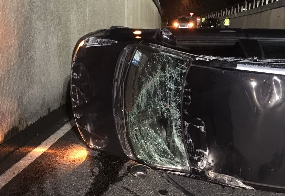 Tre giovani si ribaltano in auto a Como SIRENE DI NOTTE