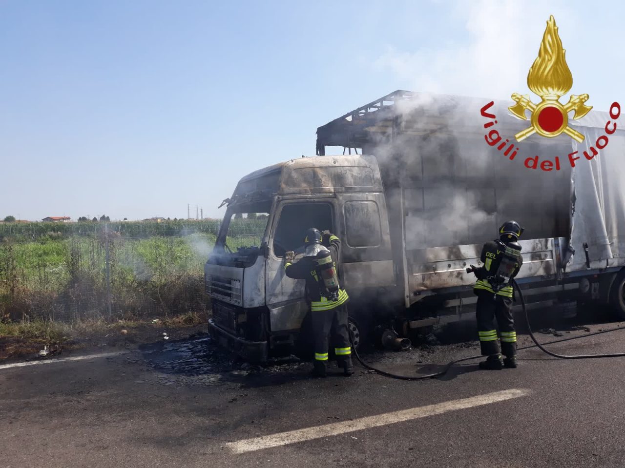 Camion in fiamme sulla Milano Meda FOTO