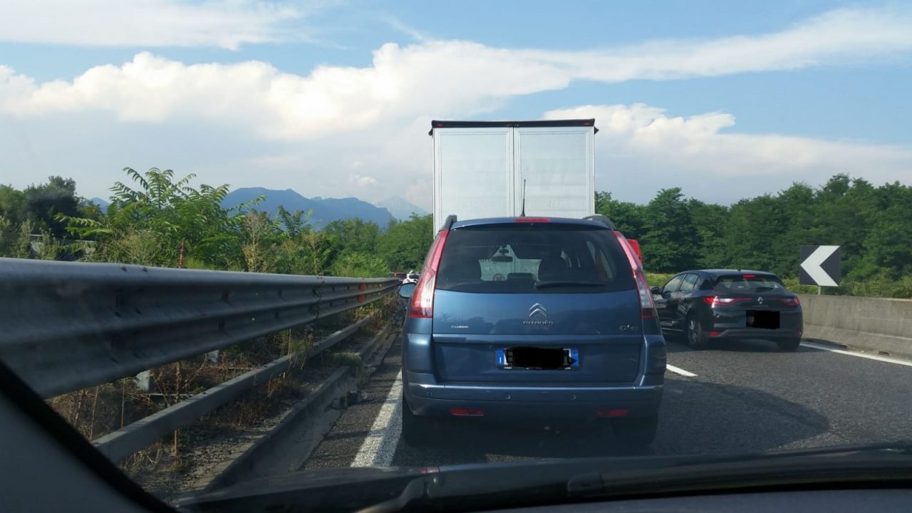 Milano Lecco nel caos per un camion in panne