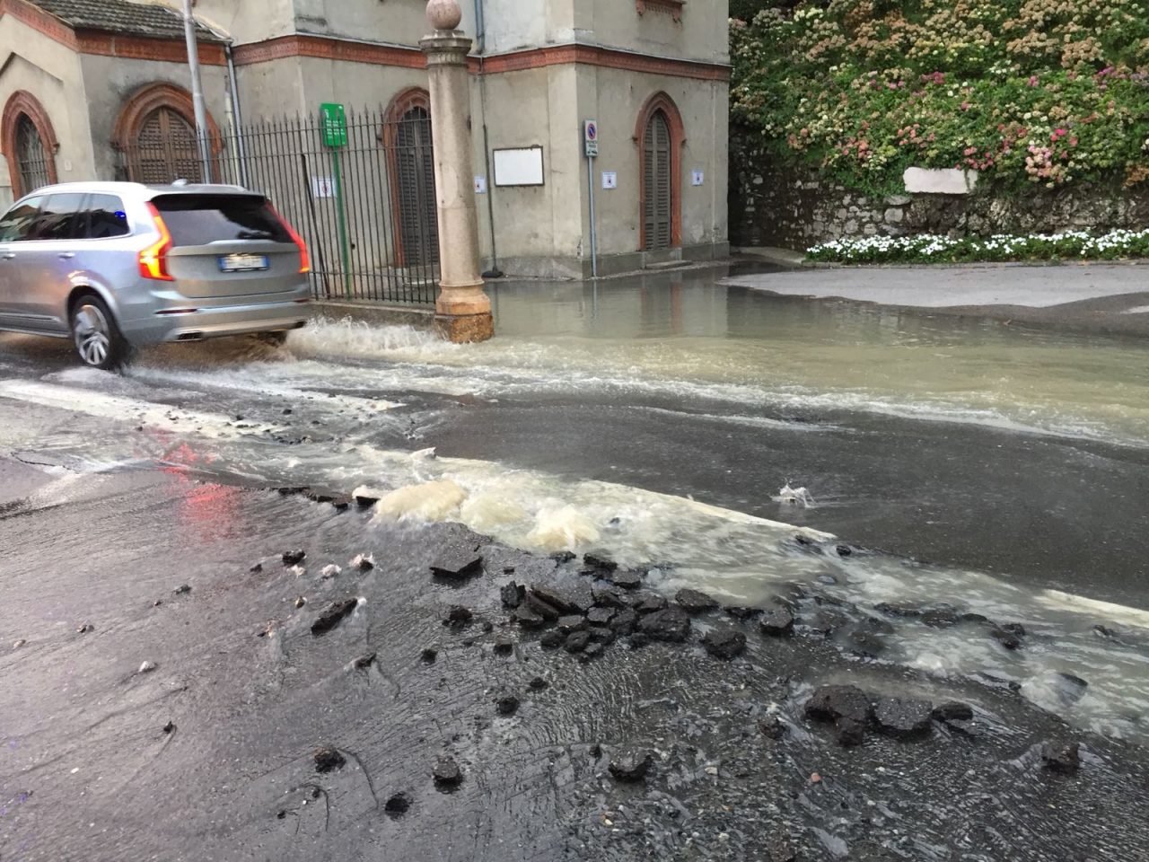 Via per Cernobbio a senso unico: guasto alla rete fognaria