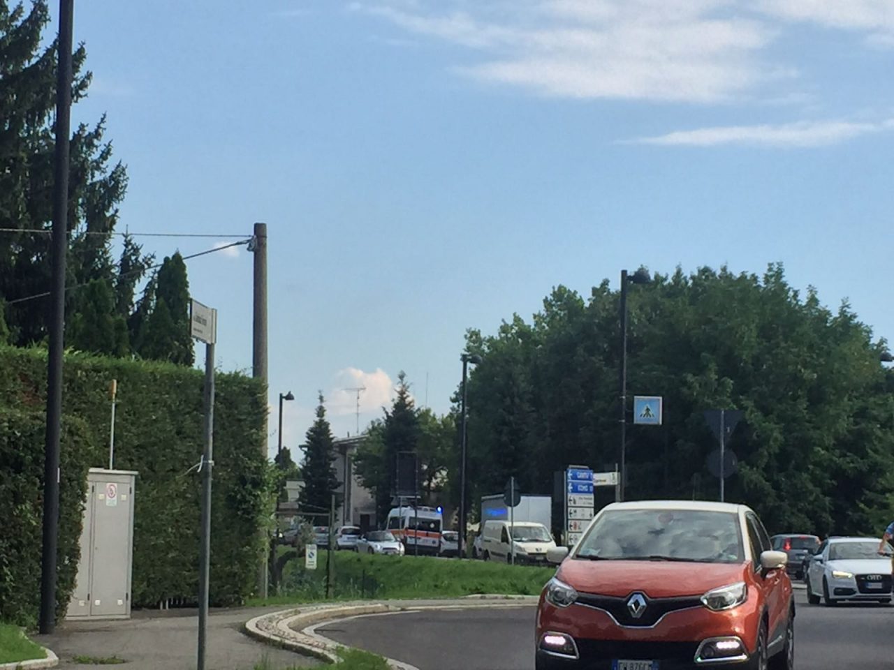 I cordoli rallentano l’ambulanza, traffico in tilt a Mariano