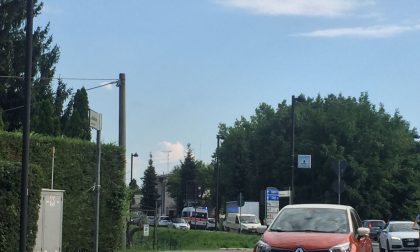 I cordoli rallentano l'ambulanza, traffico in tilt a Mariano