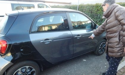Vandali in azione rigano le macchine fuori dalla biblioteca