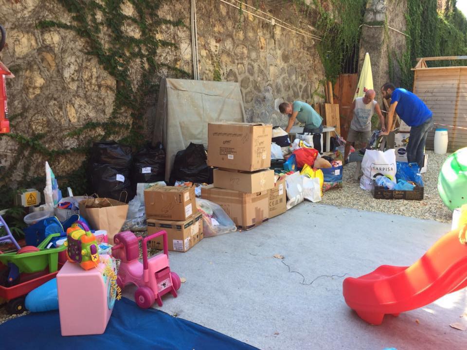 Tragedia Genova, l’appello da Carugo: “Servono prodotti per la prima infanzia e la scuola”FOTO