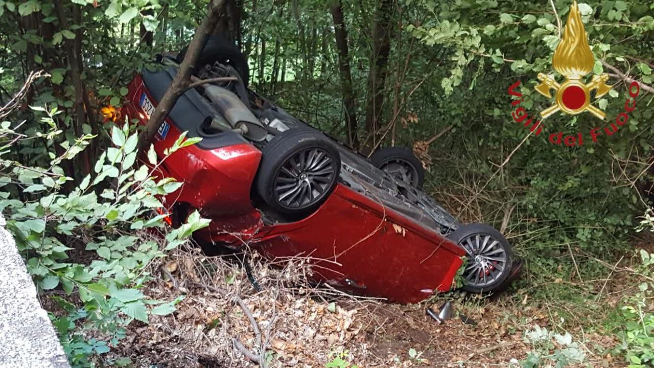 Due giovani finiscono con l’auto nella scarpata: uno è grave