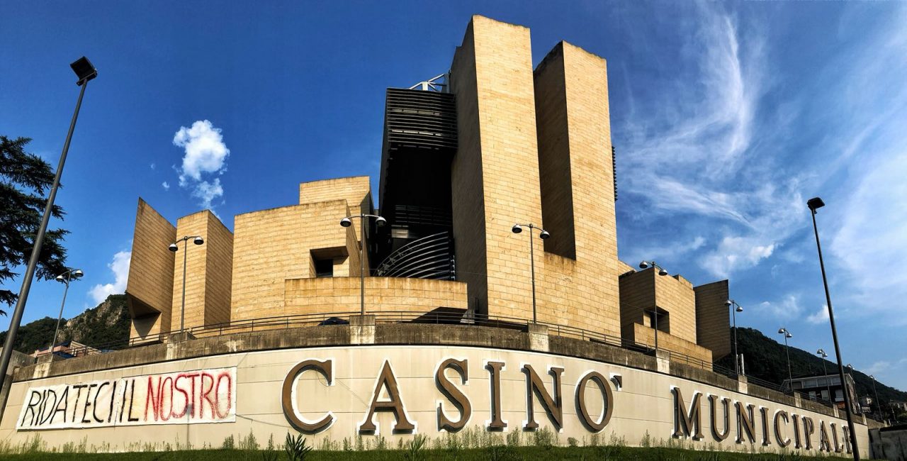 Campione d’Italia i lavoratori organizzano il “Gran Gala del Casinò chiuso”