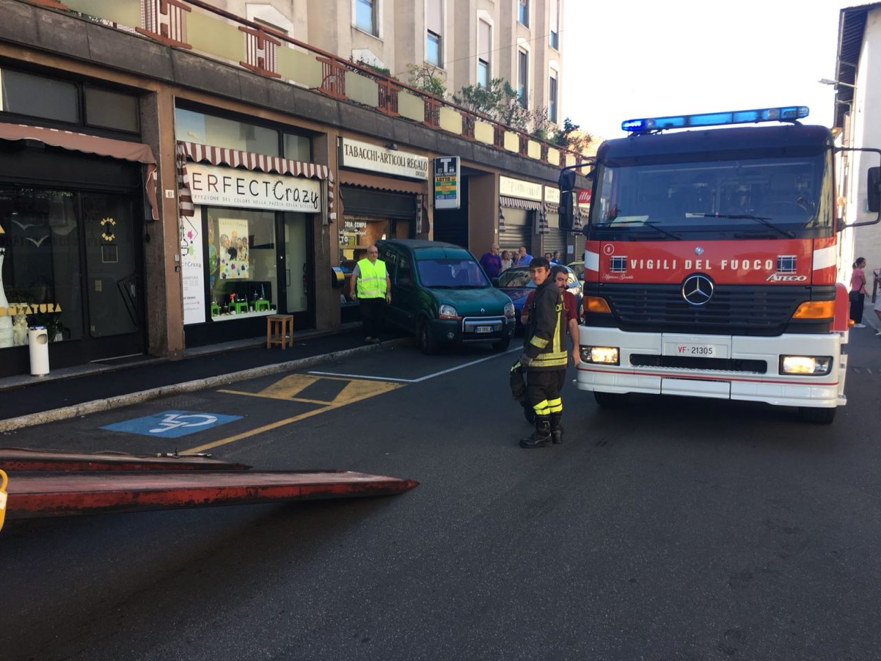 Incidente Caccivio: auto in una vetrina, titolare miracolato FOTO e VIDEO