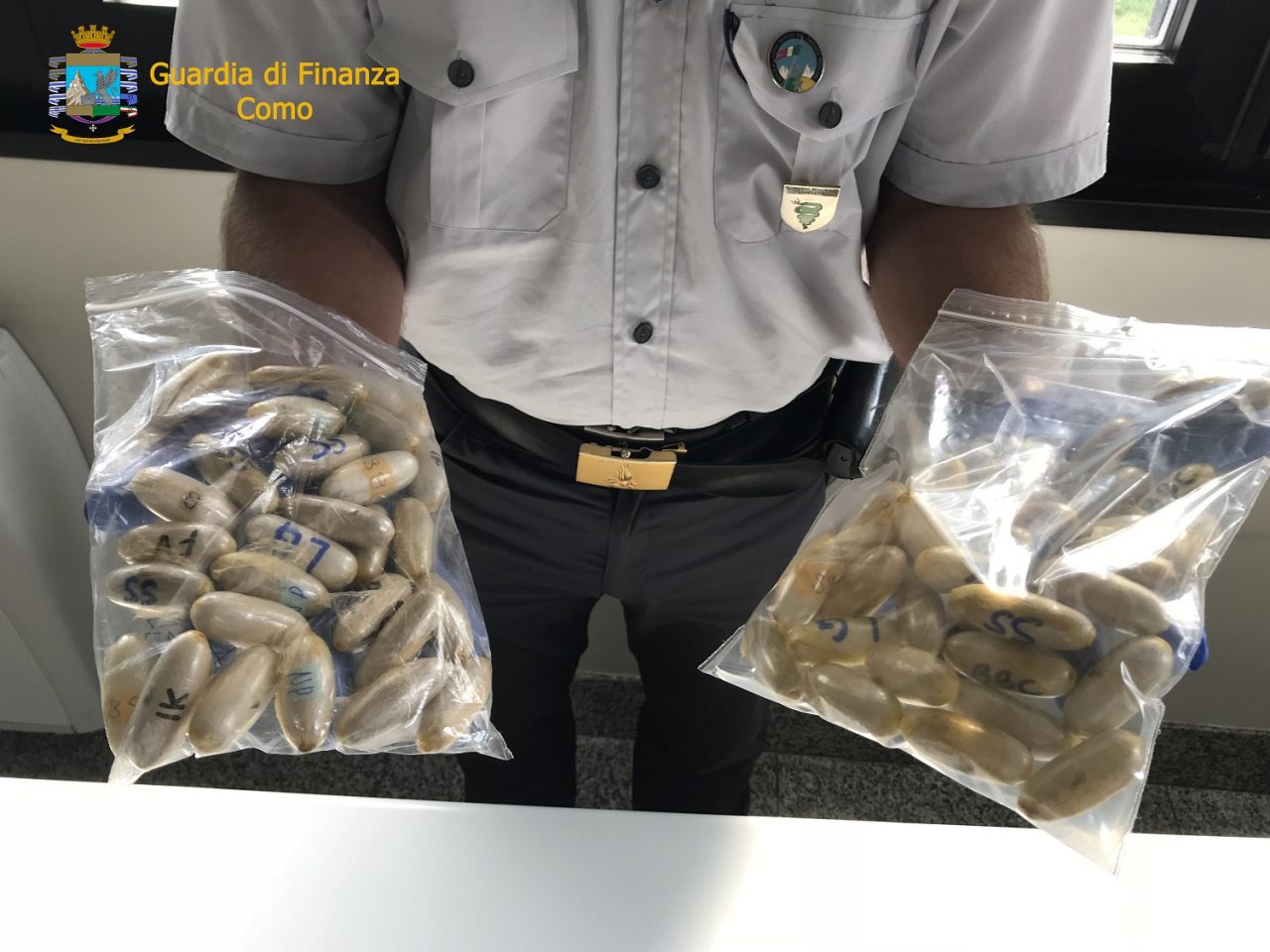Arrestato con 80 ovuli di cocaina nell’addome alla dogana