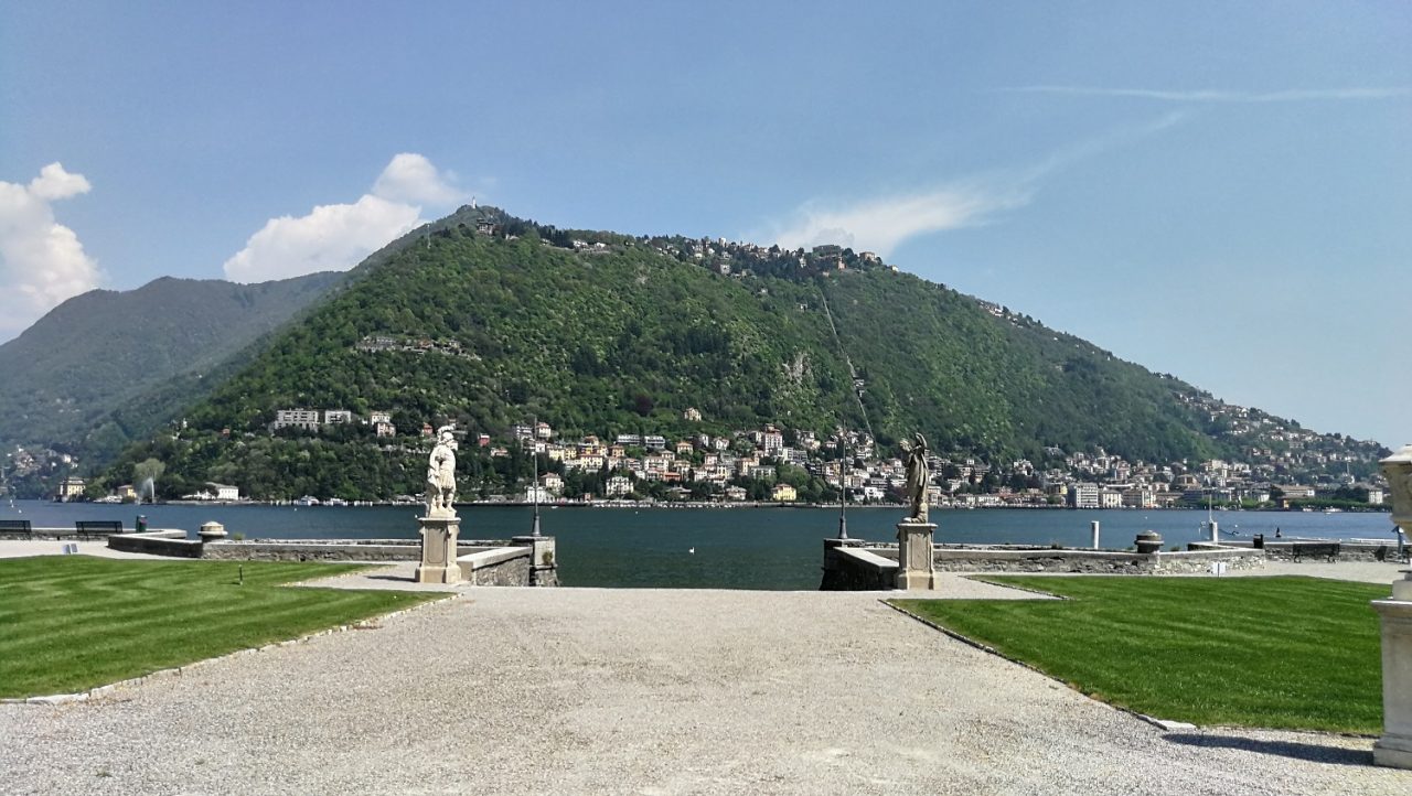 Due agenti della Polizia Locale di Como si tuffano nel lago per salvare una donna