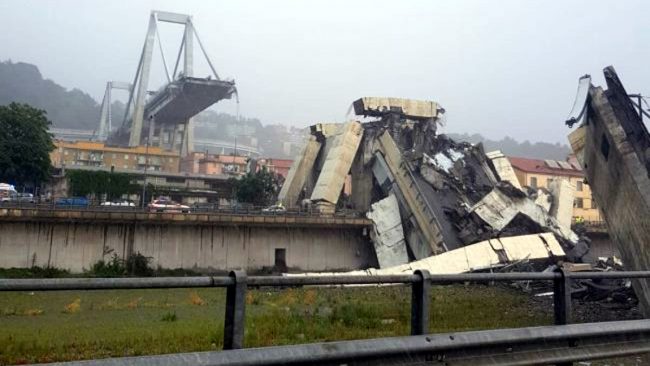 Crolla ponte autostradale a Genova, numerose vittime e feriti gravi VIDEO