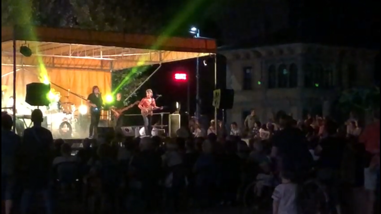 Tributo a Battisti pienone in piazza Italia VIDEO