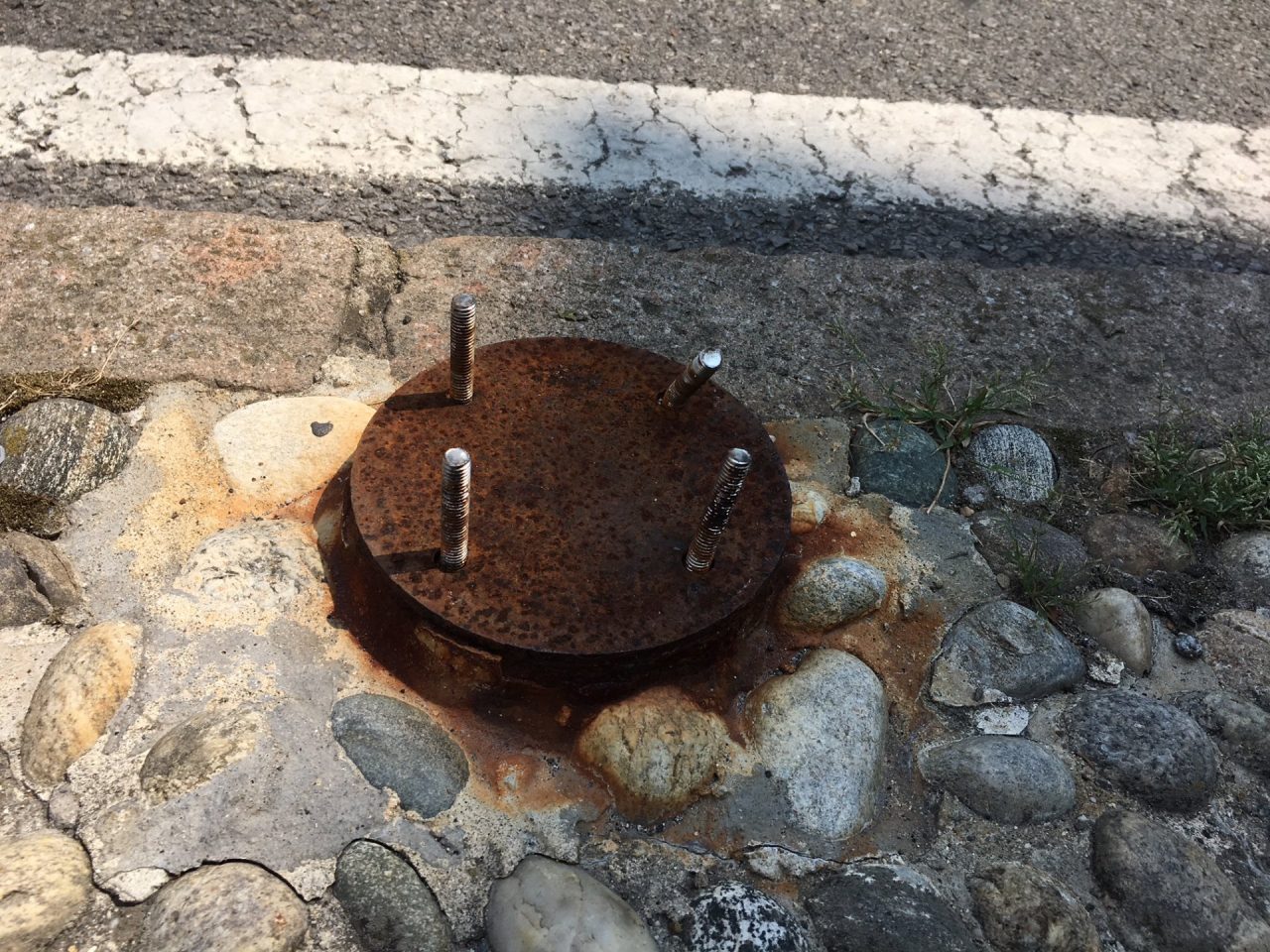 Piazza danneggiata spariti i paletti restano pericolose viti